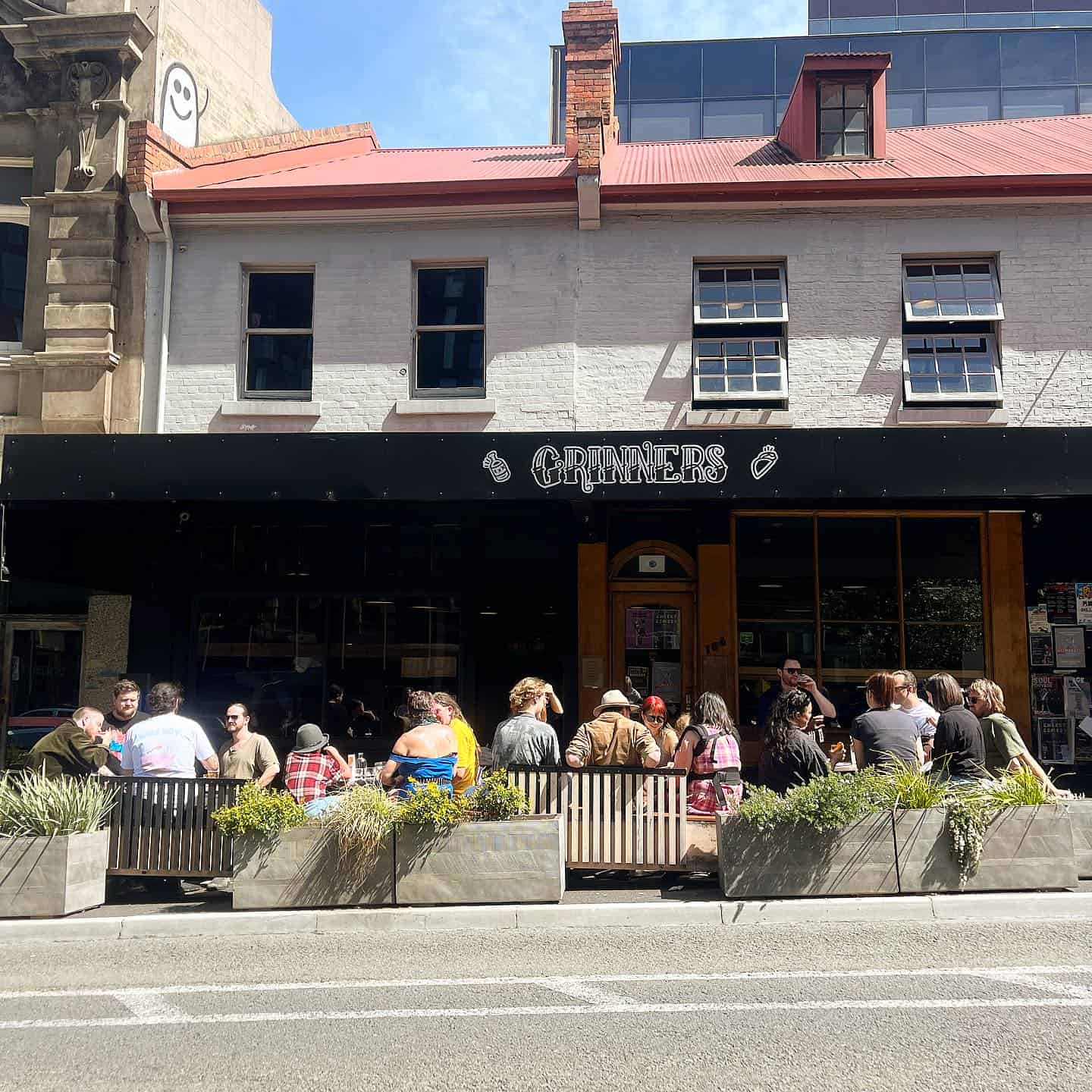 Grinners Dive Bar 