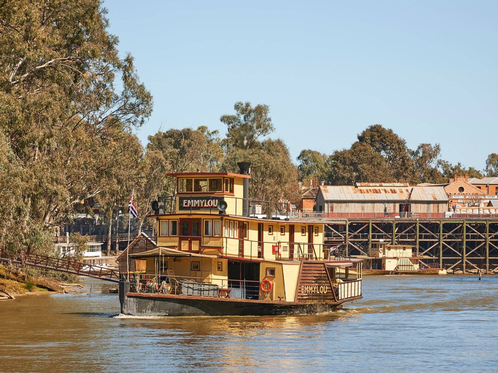 echuca emmylou steamboat on the murray river