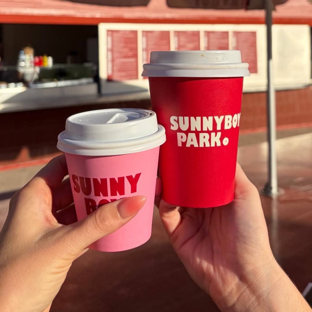 takeaway coffee cups with sunnyboy branding