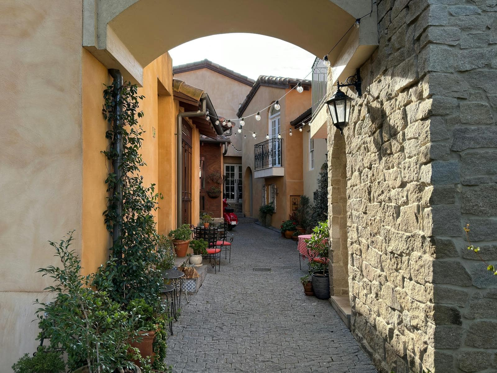Guestlands Italian-style villa in NSW, with Tuscan-inspired architecture, arched details and countryside gardens.