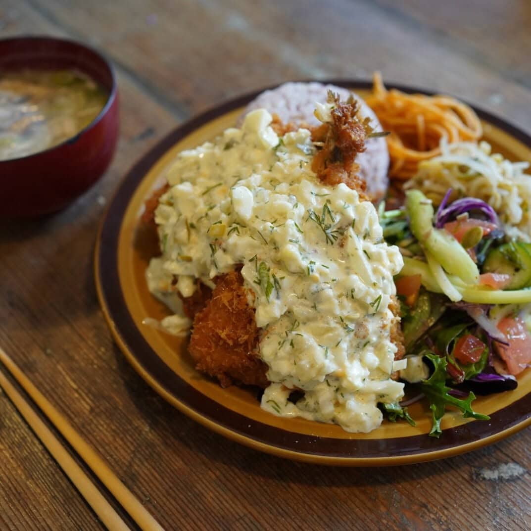 egg salad and fried chicken plate with rice at papirica melbourne