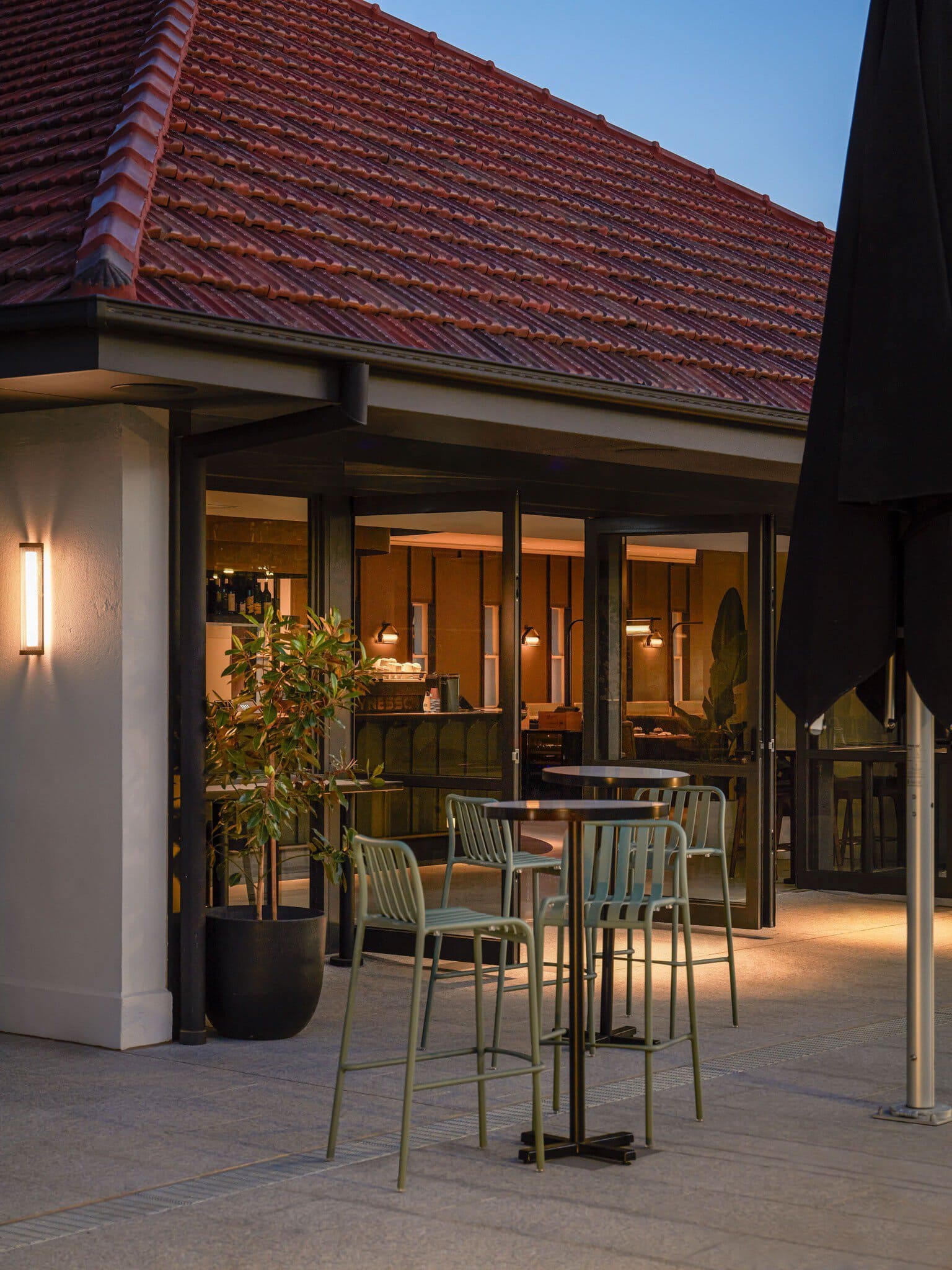 tote bar and dining (5)