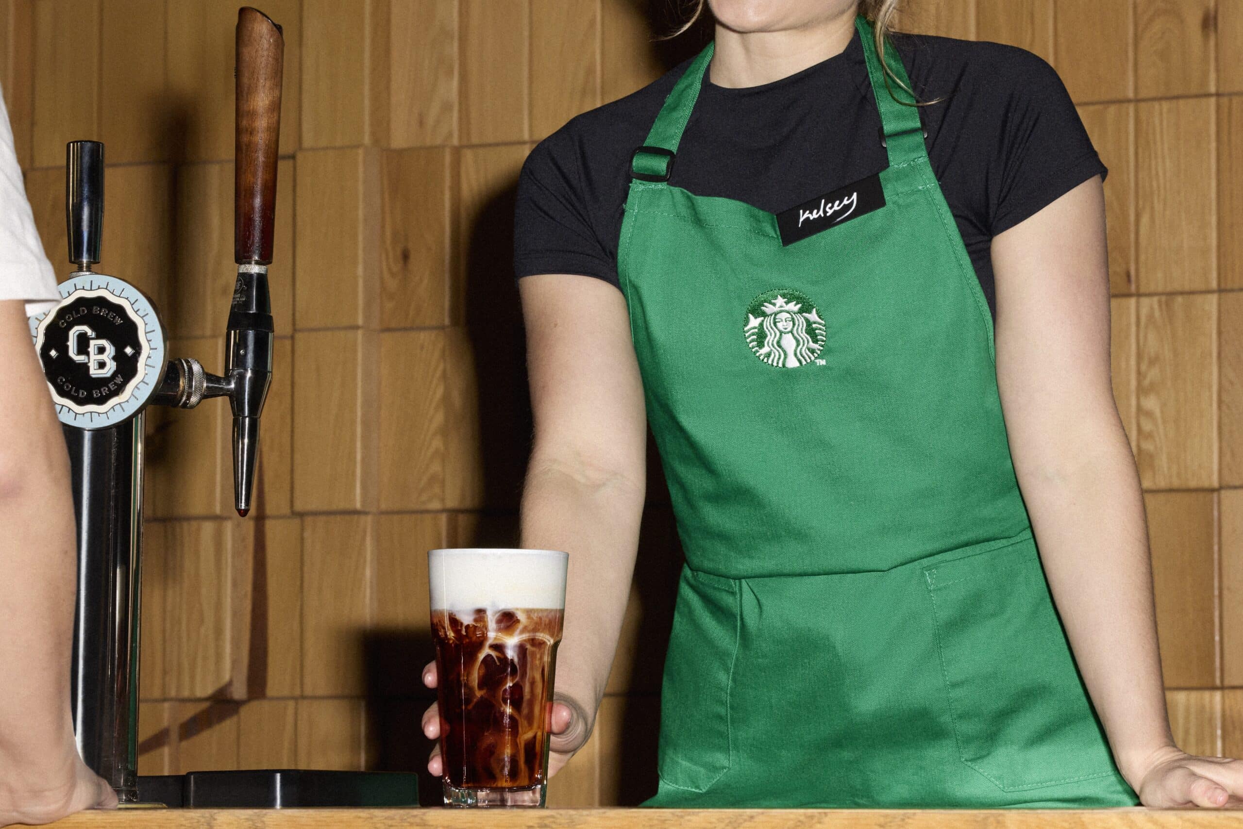 20250105_STARBUCKS_JLIEBMAN_LIFESTYLE_COLD_BREW_WITH_COLDFOAM_SHOT_2_0372