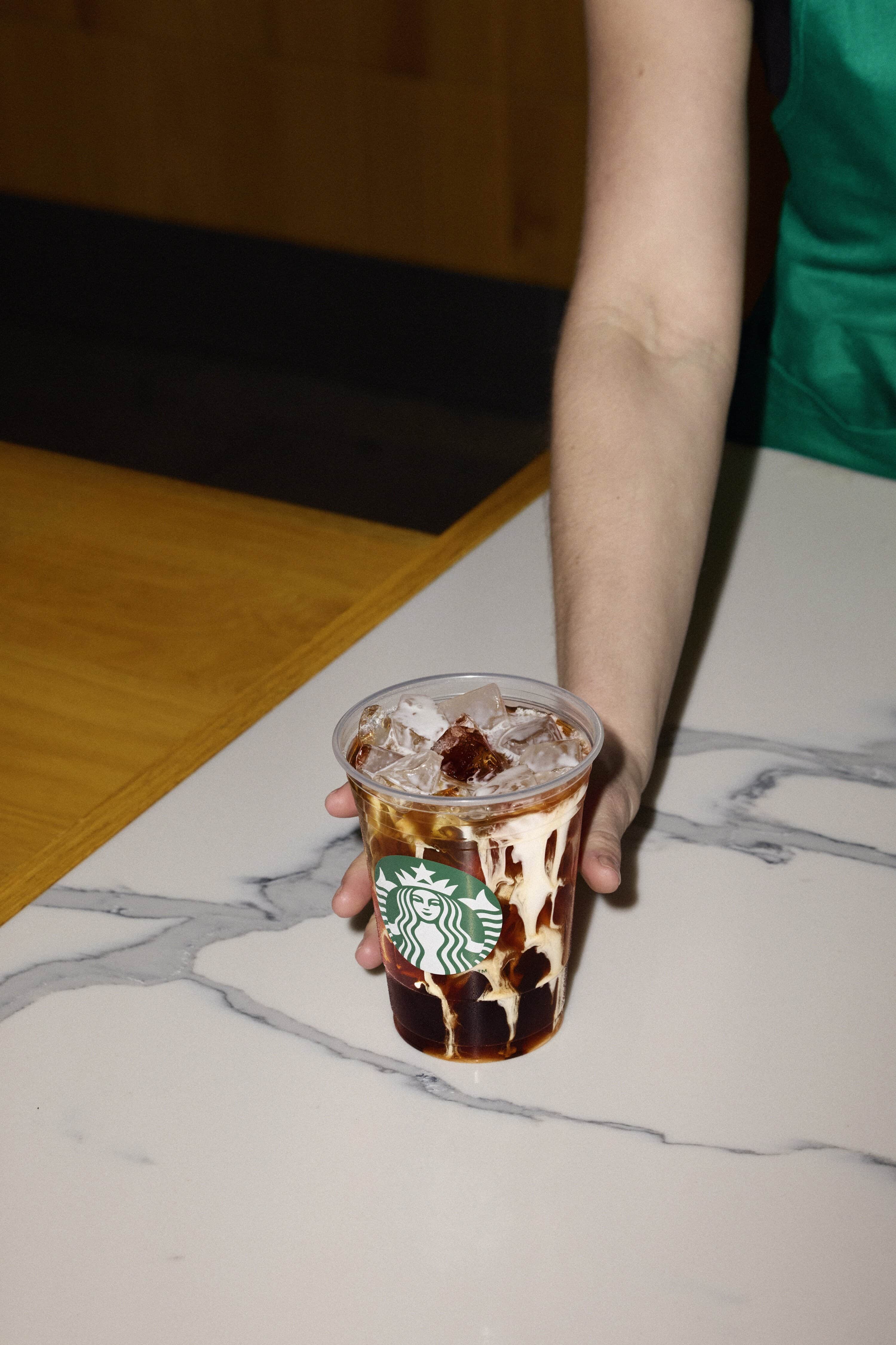 20250105_STARBUCKS_JLIEBMAN_LIFESTYLE_COLD_BREW_WITH_SWEET_CREAM_SHOT_3_0695