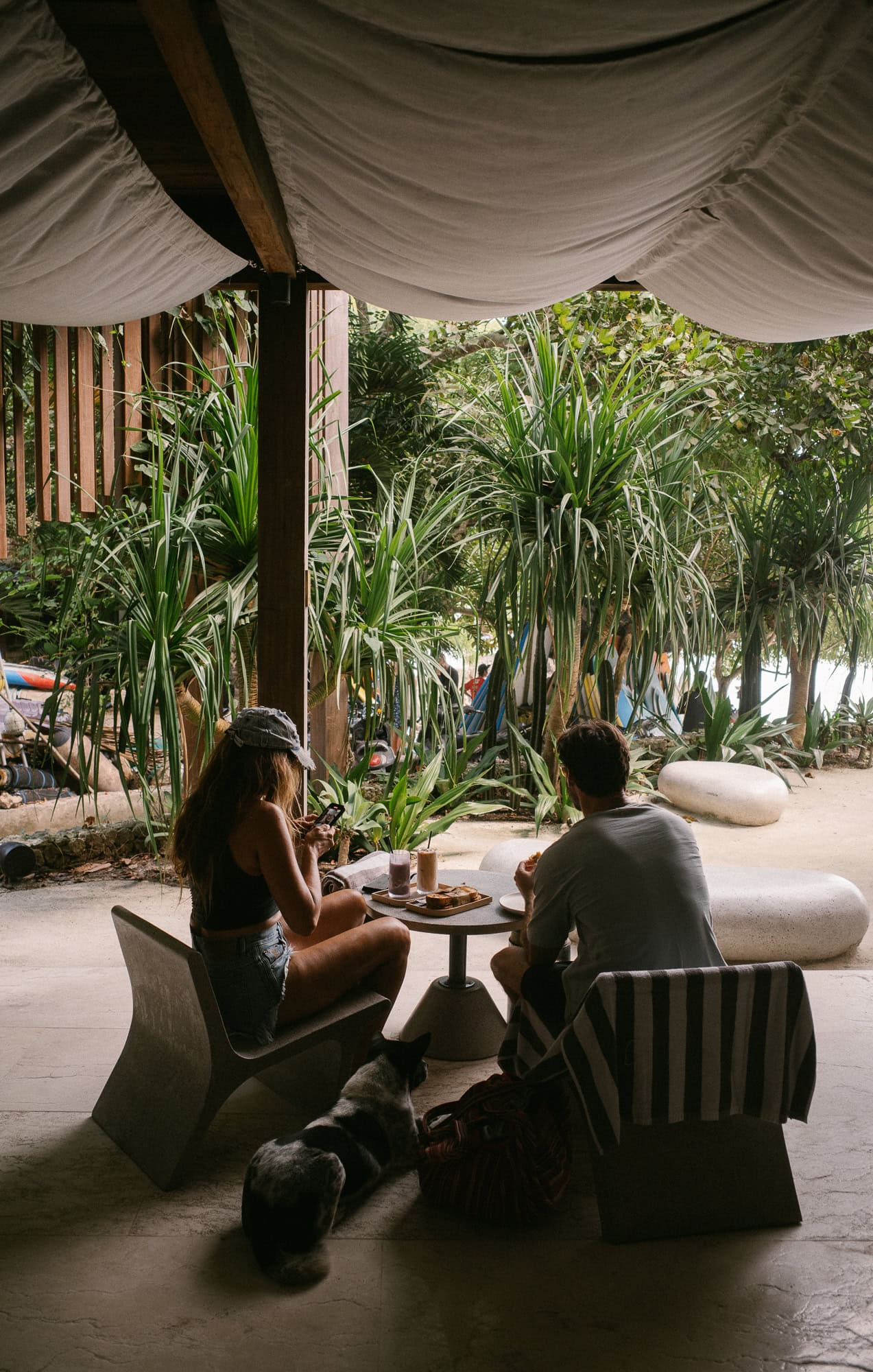 A couple sitting at Dawn by Lago in Nusa Lembongan
