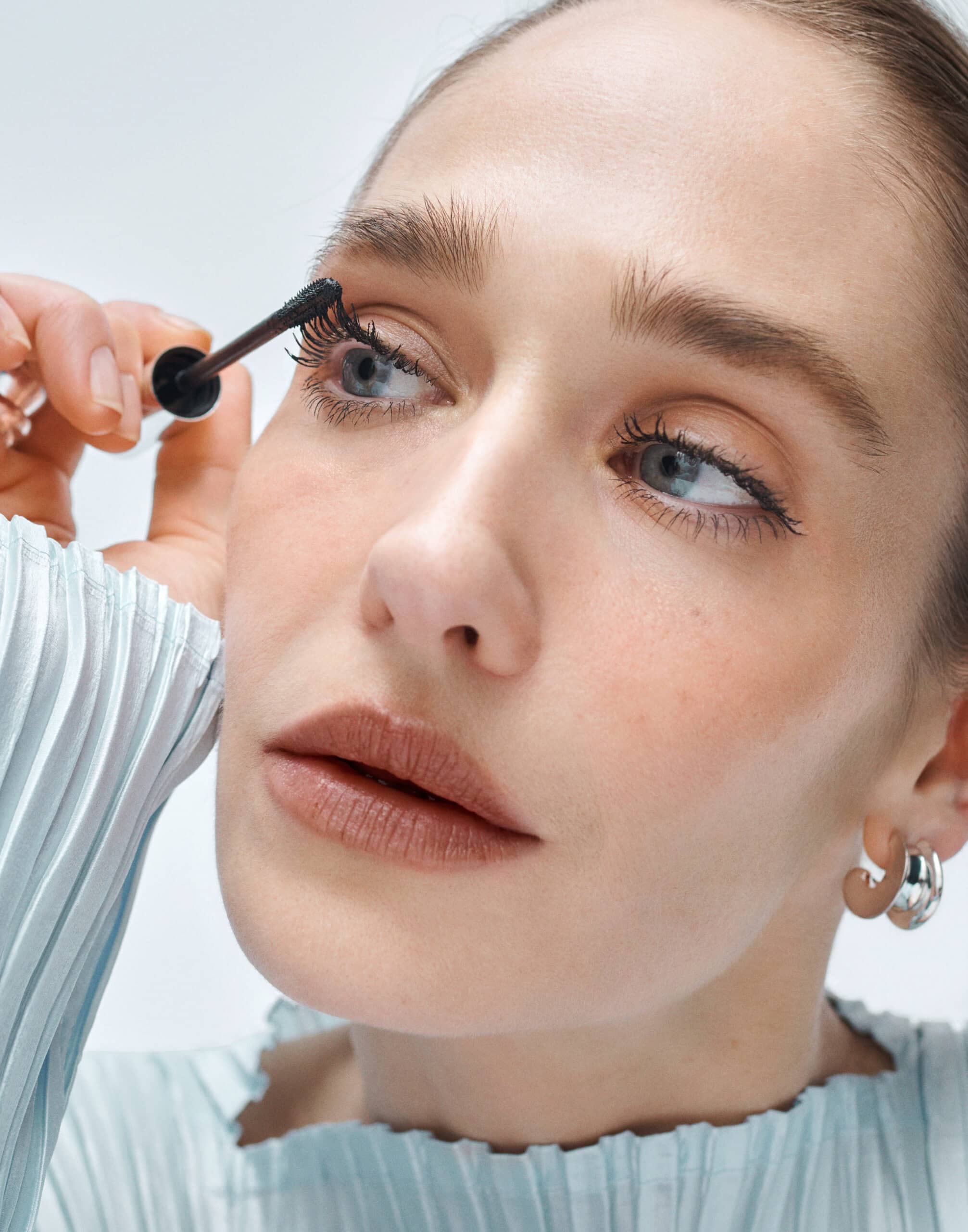 Jemima Kirke applying MERIT Clean Volume Mascara to lashes