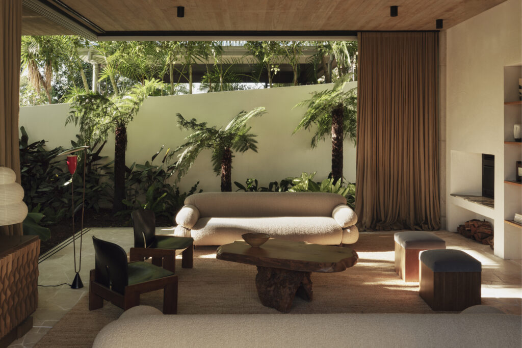 Elystan, Indoor/Outdoor Licing