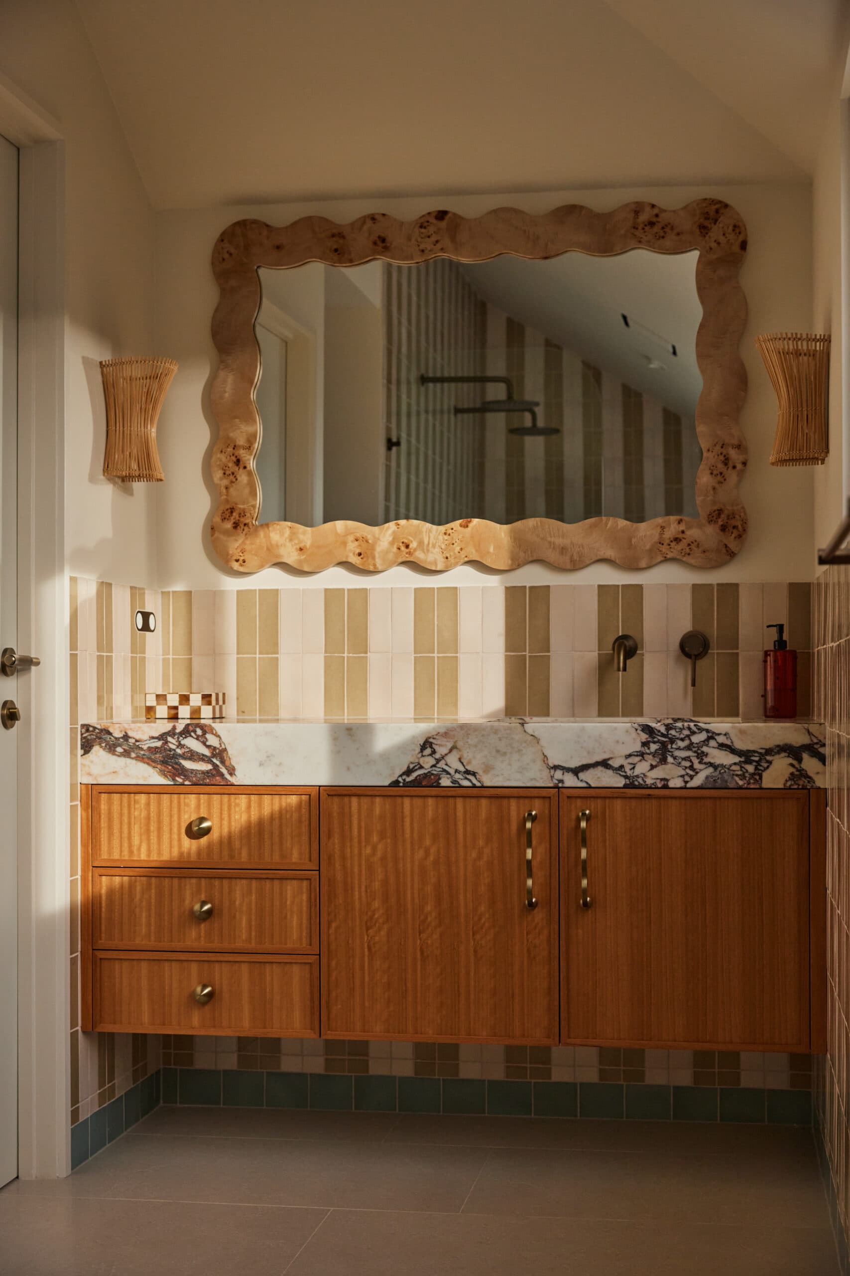 The brown and orange themed bathroom at Chante Mer in Mollymook.