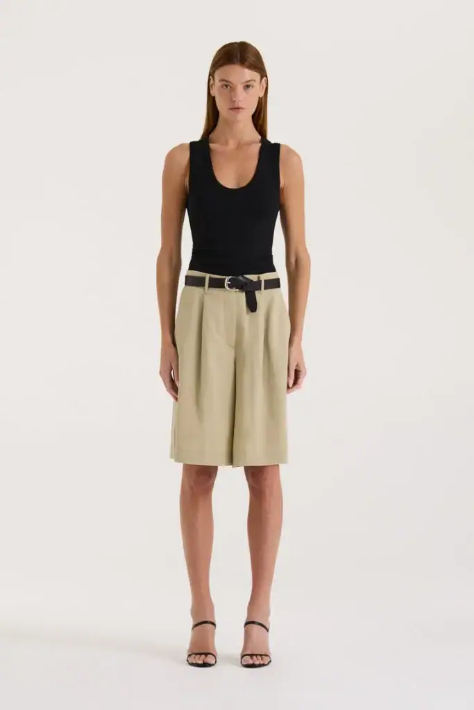 Henne Zira Short