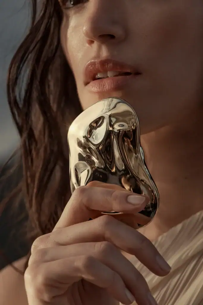 Unique shaped highlighter for the skin from Haleau